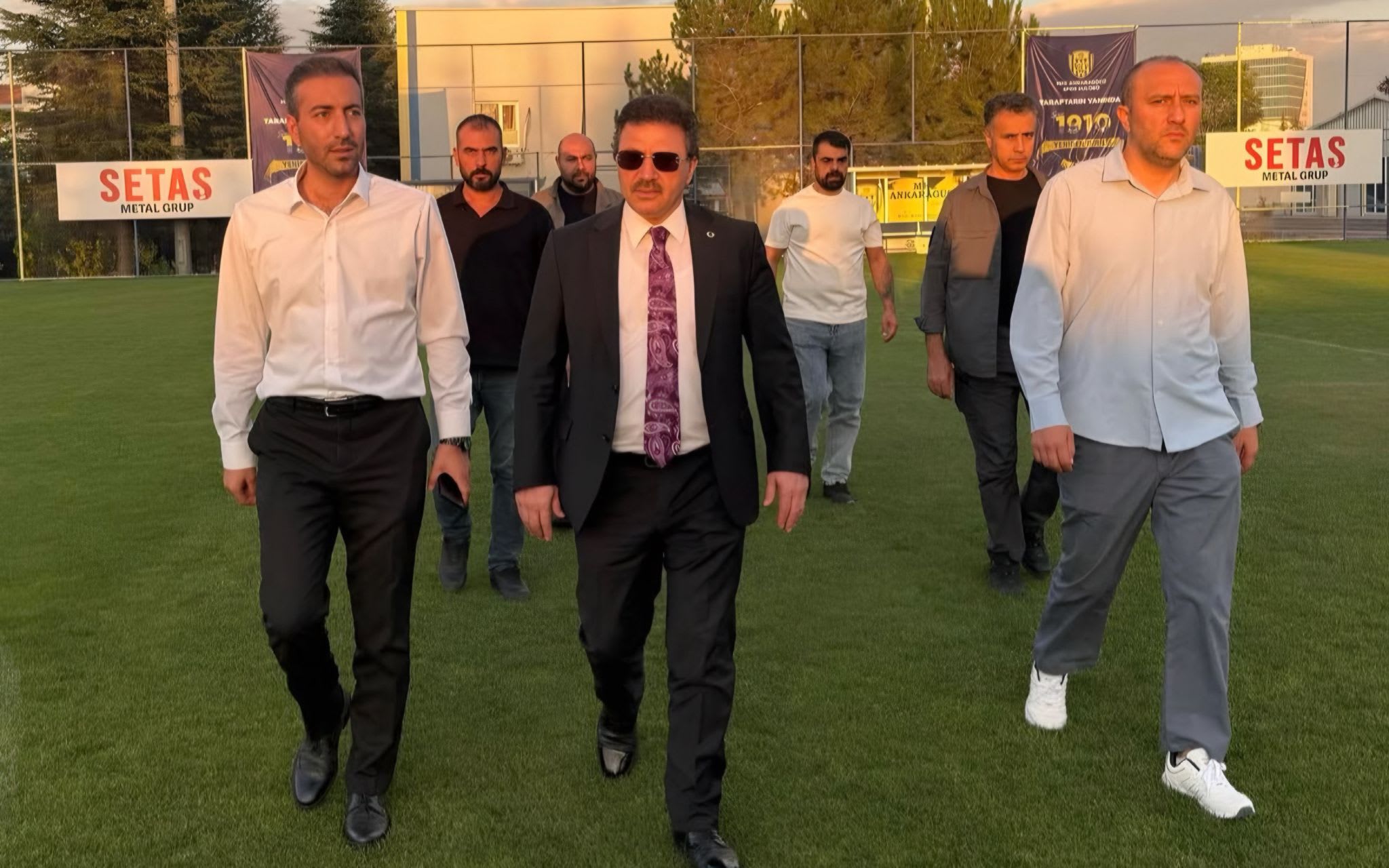 Mehmet Yiğiner saha ziyaretinde heyetiyle yürürken