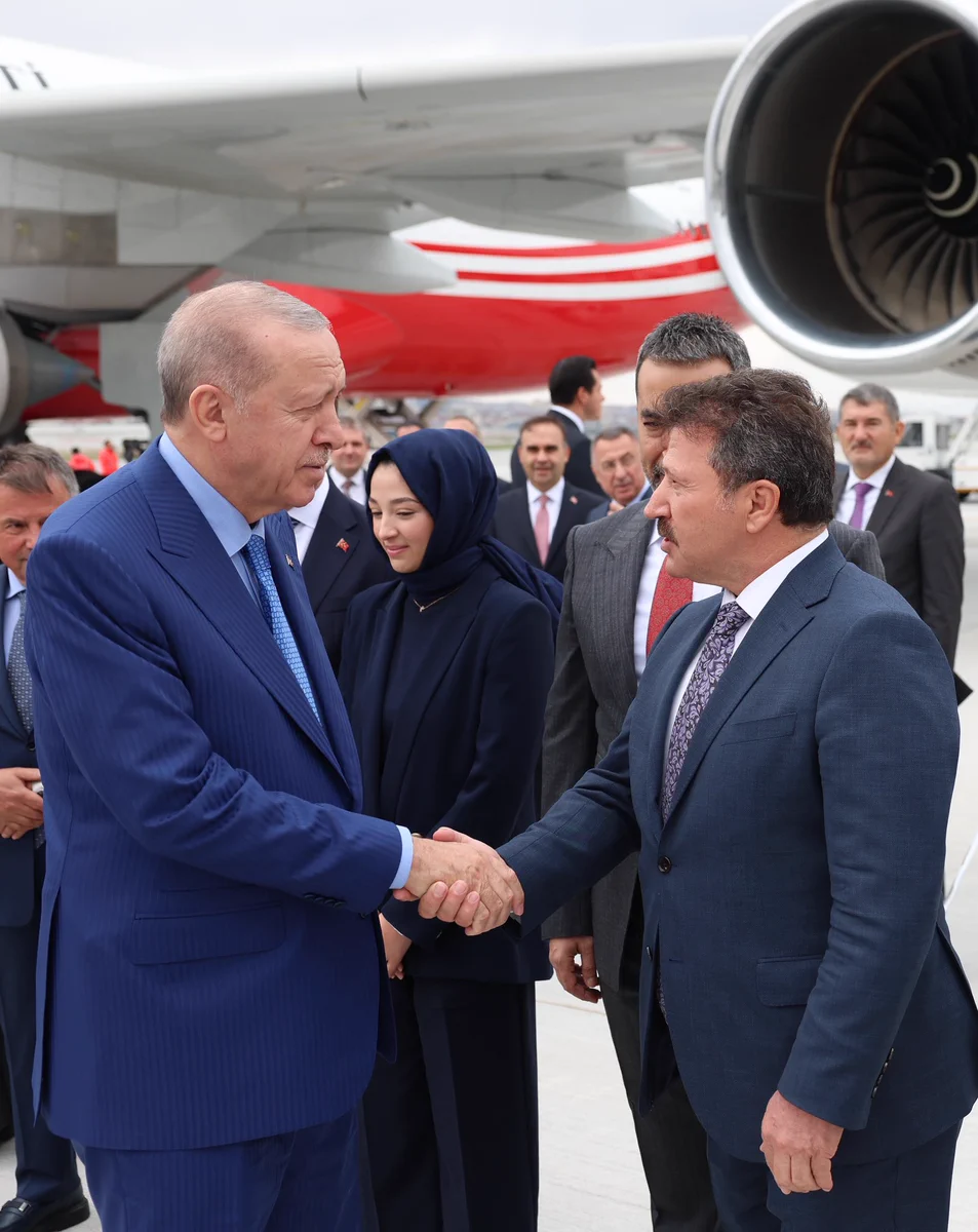 Mehmet Yiğiner Cumhurbaşkanı Recep Tayyip Erdoğan ile Ankara Havalimanı'nda el sıkışırken