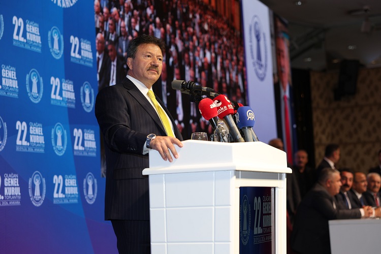 Mehmet Yiğiner TESK 22. Olağan Genel Kurulu kürsüsünde